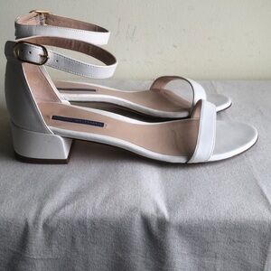 Stuart Weitzman sz 8 White Leather Ankle-Strap Sandals with Gold Buckles